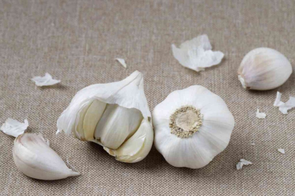 Non si tratta del tradizionale utilizzo dell’aglio come ingrediente culinario, ma dell’impiego delle sue bucce,
