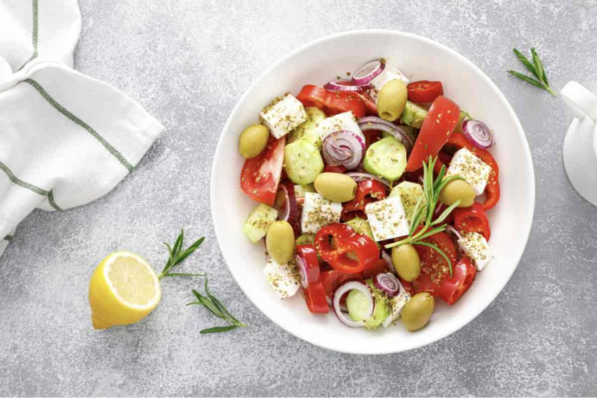 Spesso, infatti, il senso di pancia gonfia dopo aver consumato un’insalata non dipende solo dalle verdure, ma soprattutto dai condimenti scelti.