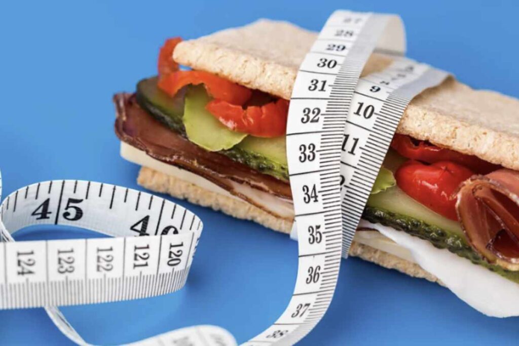 Questo regime alimentare, che permette di consumare un panino sia a pranzo sia a cena, promette una perdita di peso significativa mantenendo un equilibrio