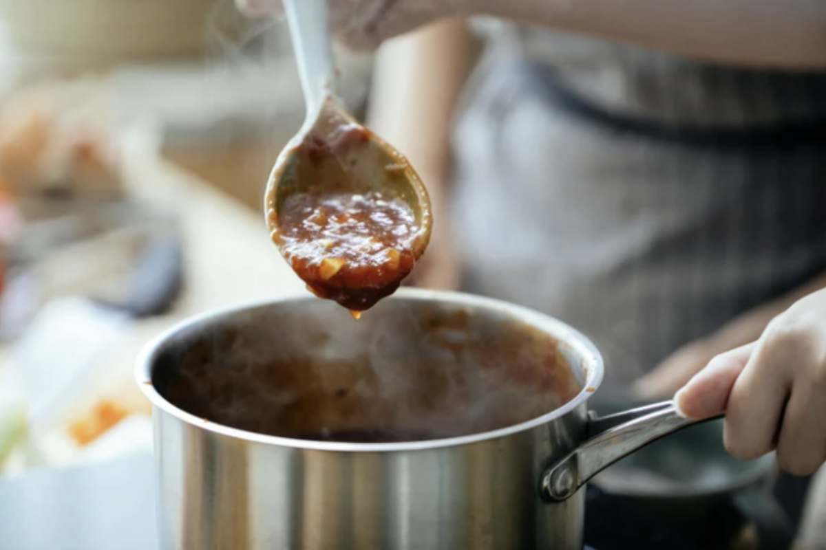 La versione più celebre della pasta al pomodoro firmata da Peppe Guida si chiama La Devozione, un piatto semplice ma preparato