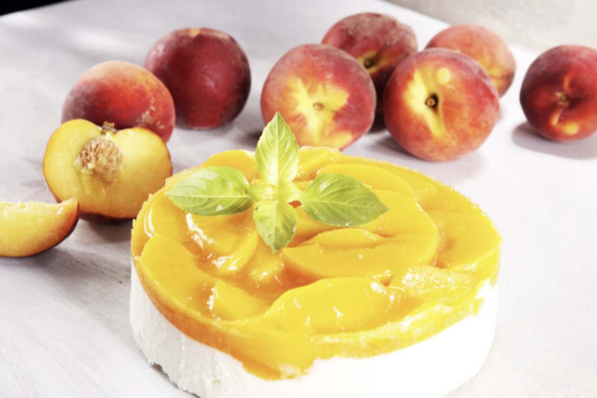 La torta golosa alle pesche è un dolce versatile che ben si presta a diverse interpretazioni. Per chi desidera sperimentare