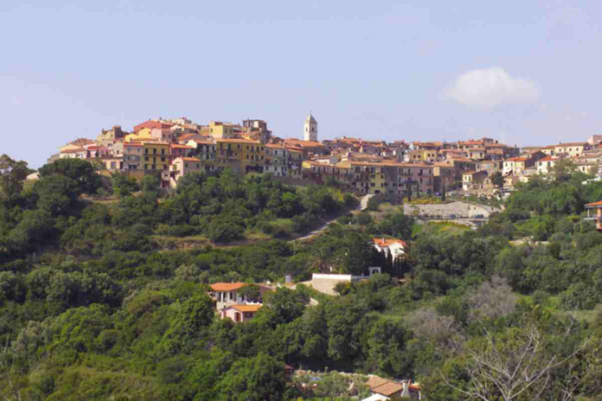 Raggiungere Capoliveri non è mai stato così semplice. Il punto di partenza consigliato è il porto di Piombino,