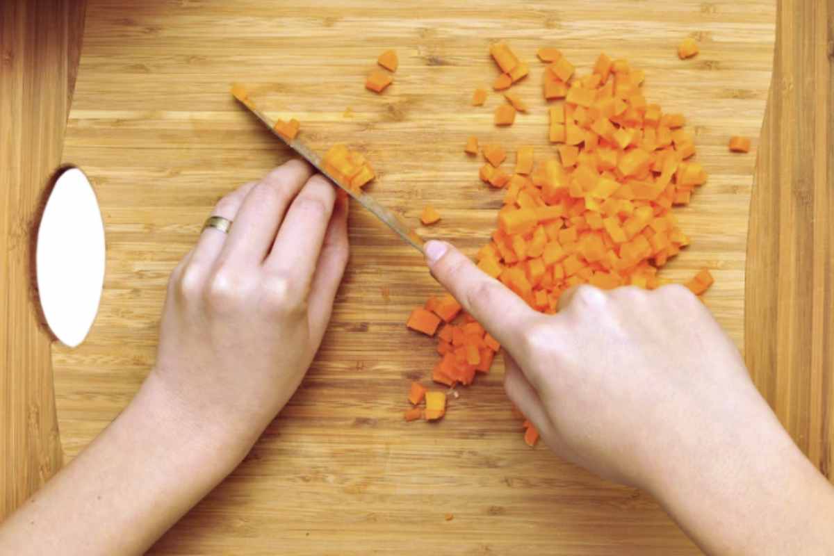 Per chi desidera sperimentare, si può arricchire l’impasto con l’aggiunta di erbe aromatiche fresche come timo o basilico,