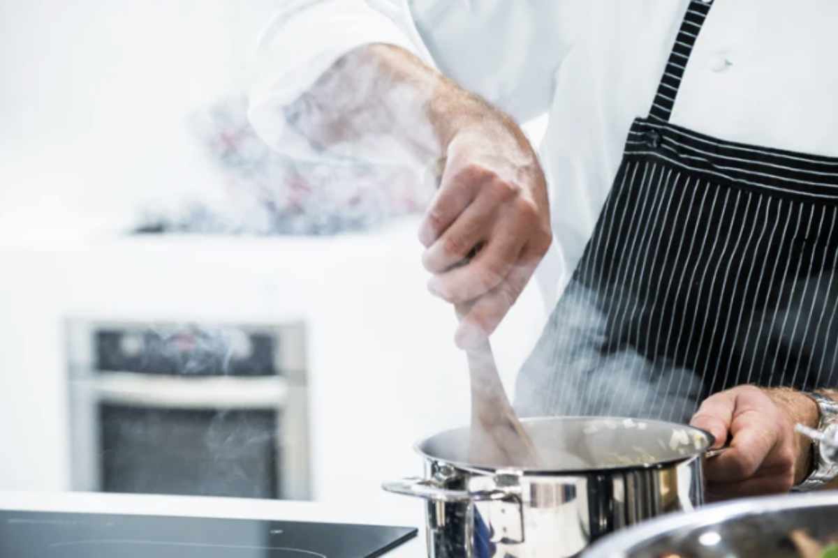 Molti sottovalutano l’importanza della scelta del coltello in cucina. Per prodotti delicati come pomodori, agrumi e altri alimenti con bucce sottili