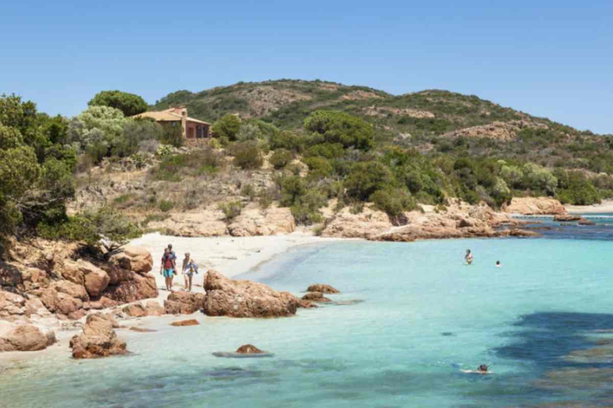 La Corsica è raggiungibile dall’Italia con voli diretti verso i due aeroporti principali dell’isola oppure via mare con traghetti.