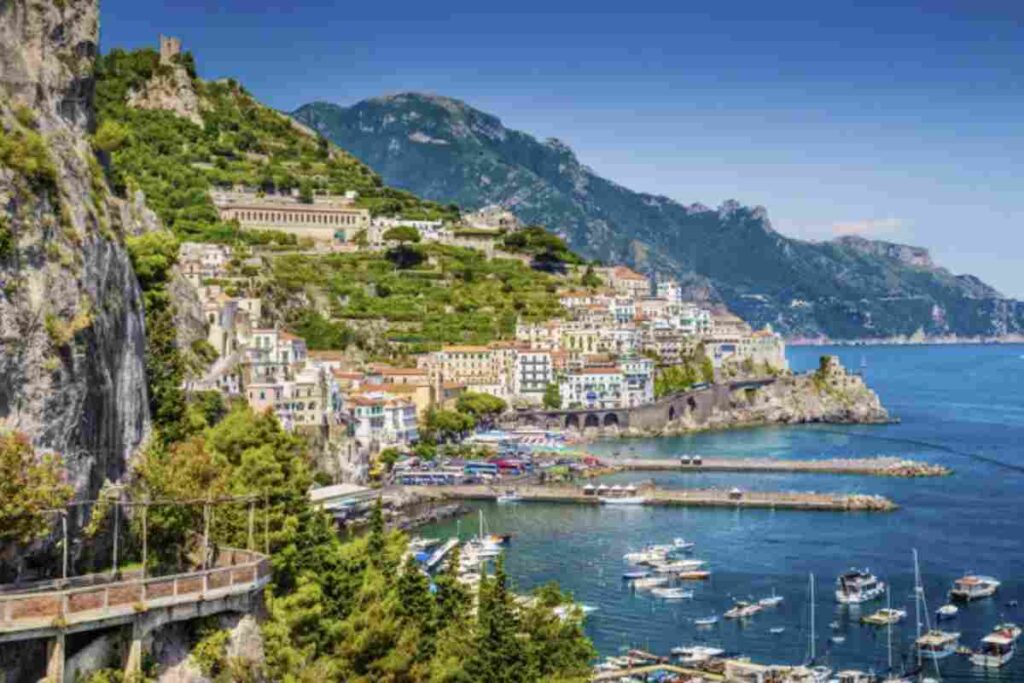 Nonostante l’immagine di destinazione esclusiva e costosa, è possibile vivere l’esperienza senza dover sostenere spese eccessive.