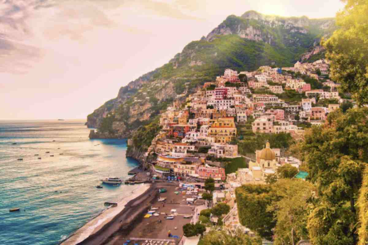 Un altro aspetto fondamentale per contenere i costi durante la visita alla Costiera Amalfitana riguarda la mobilità.