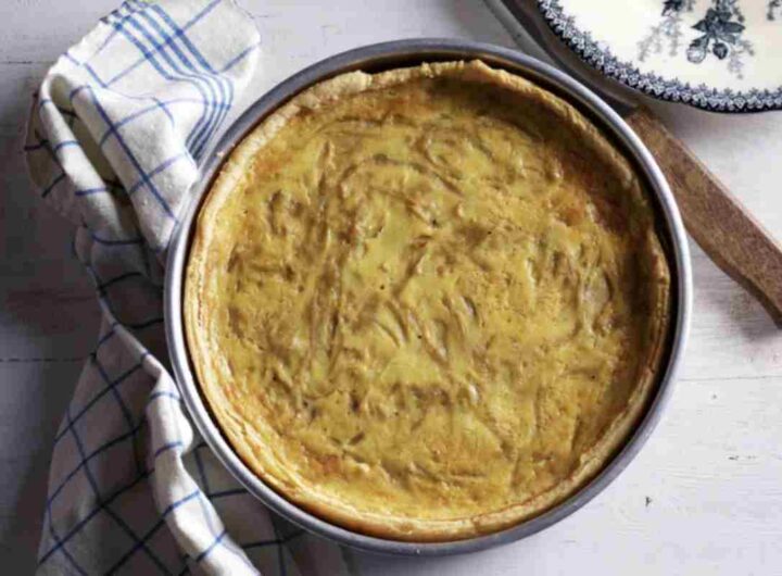 Tra le proposte più interessanti c’è la crostata salata vegana integrale con hummus di ceci, pomodori, timo e origano