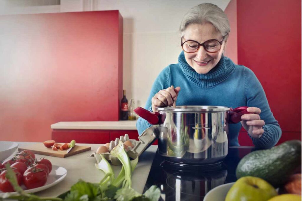 Donna anziana cucina