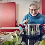 Donna anziana cucina