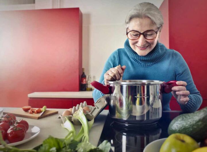 Donna anziana cucina