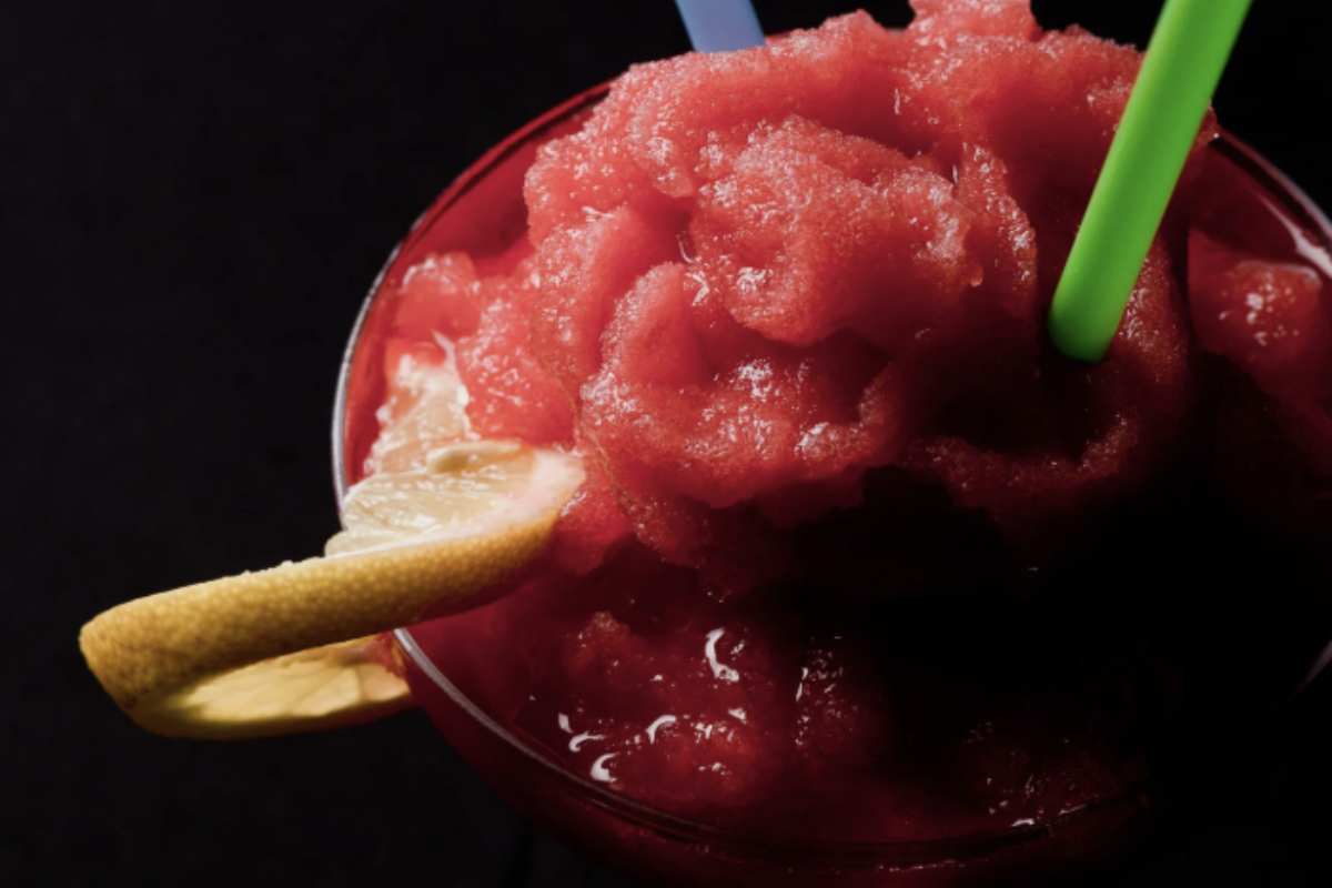 Con l’estate che invita a trascorrere più tempo all’aperto, la macchina per granite e cocktail di Lidl diventa un compagno irrinunciabile