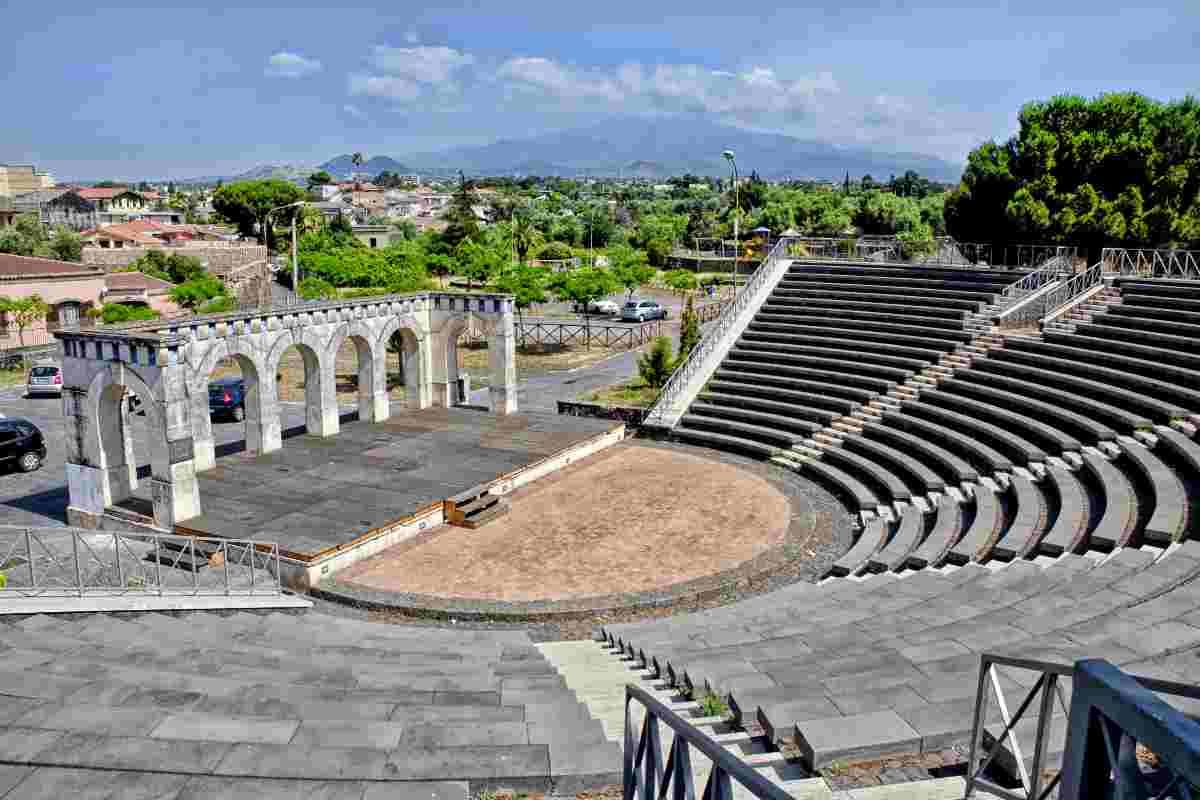 Oltre alla sua vocazione gastronomica, Gravina di Catania è un borgo ricco di storia e tradizioni. Il nome antico, Plachi o Prachi in dialetto siciliano