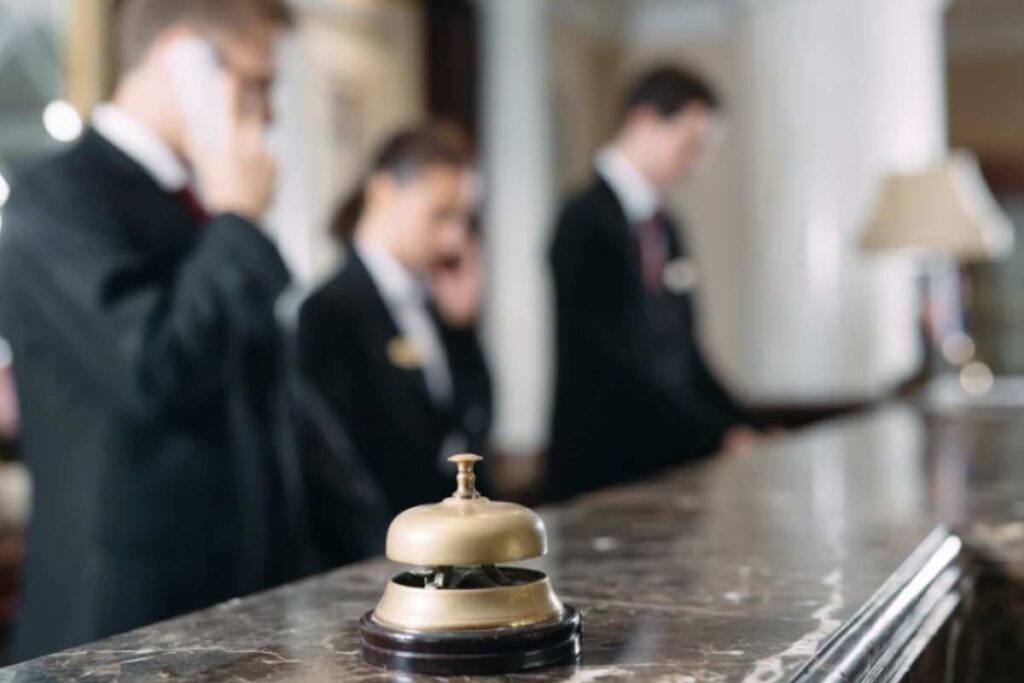 Per vivere un soggiorno sereno e senza intoppi, è fondamentale adottare alcune precauzioni appena entrati nella propria camera d’albergo.