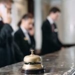 Per vivere un soggiorno sereno e senza intoppi, è fondamentale adottare alcune precauzioni appena entrati nella propria camera d’albergo.