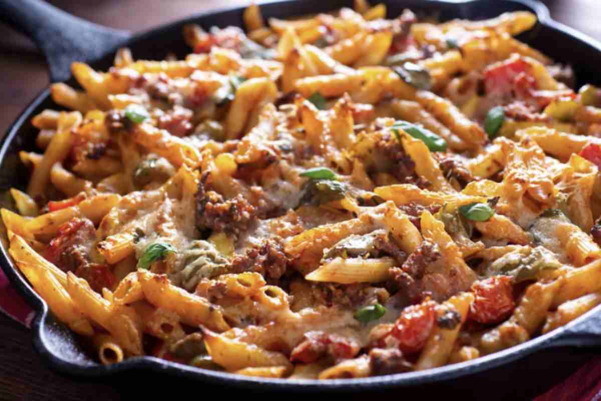 Per ottenere una pasta al forno filante e cremosa, la scelta della provola è fondamentale: quella affumicata dona un sapore deciso