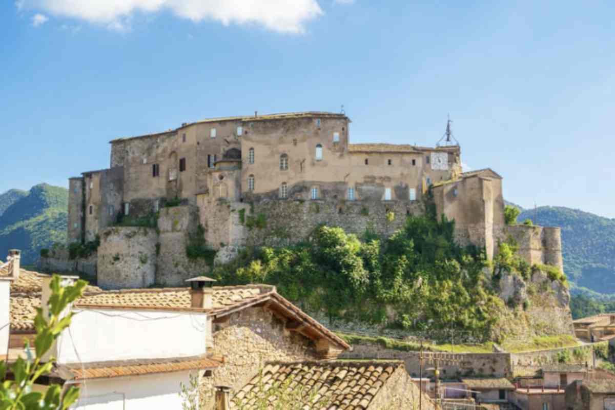 Subiaco è universalmente riconosciuta come il luogo dove San Benedetto da Norcia fondò i suoi primi monasteri nel VI secolo