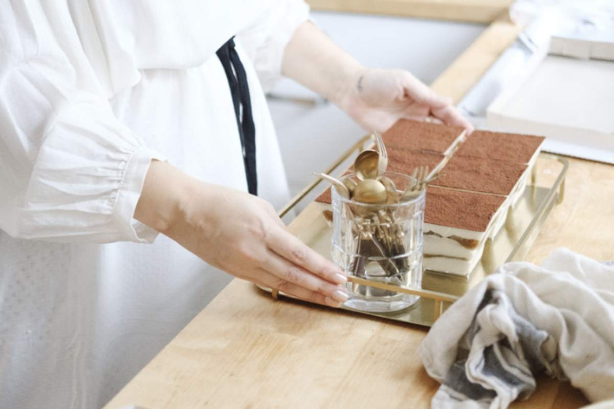 Il tiramisù senza uova si conserva in frigorifero per 1-2 giorni al massimo, coperto con pellicola trasparente per mantenere la freschezza.