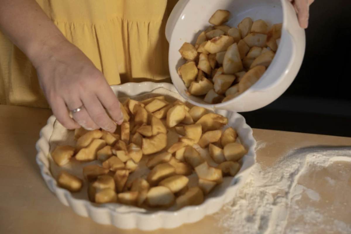 Per arricchire il profilo aromatico della torta, è possibile aggiungere all’impasto scorza di limone biologico