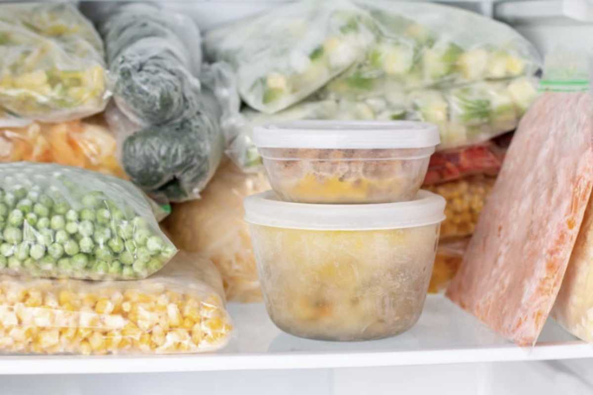 La scelta tra verdure in scatola e verdure surgelate dipende da diversi fattori, tra cui necessità di conservazione, modalità di utilizzo