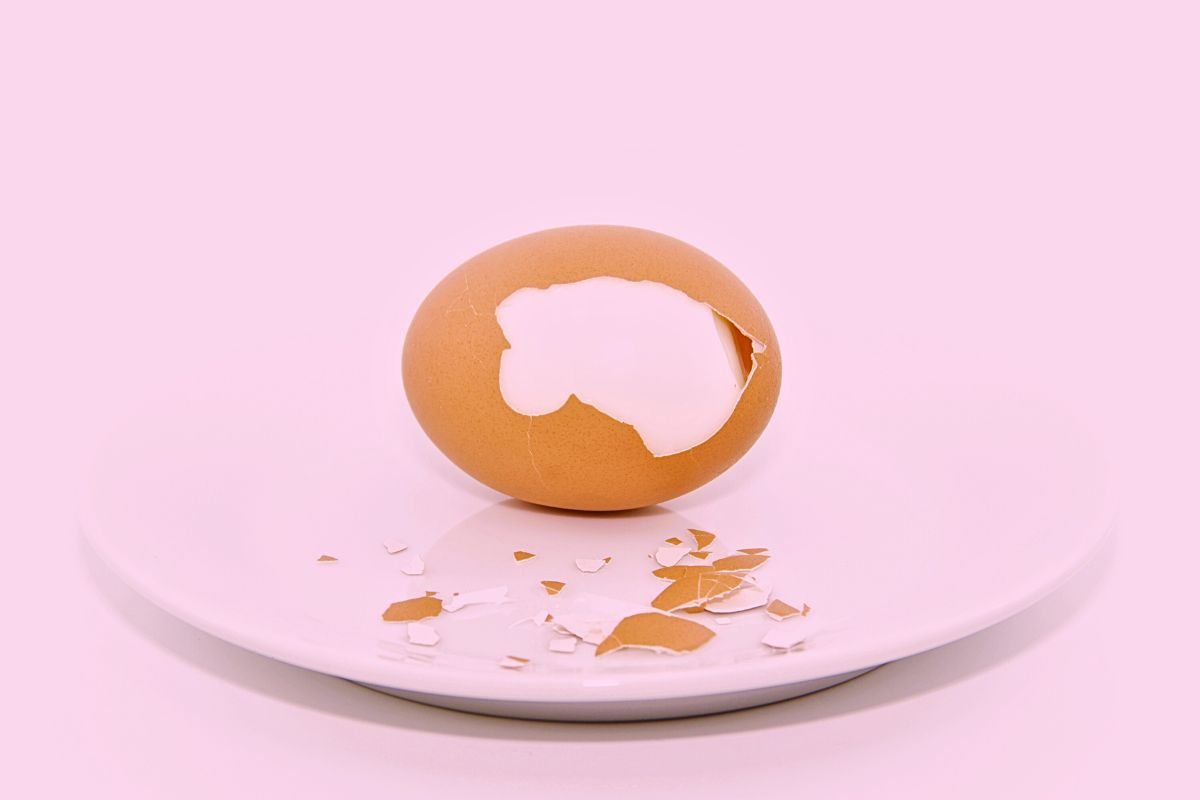pezzi di guscio delle uova e come rimuoverli
