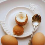 come rimuovere i pezzi di guscio delle uova