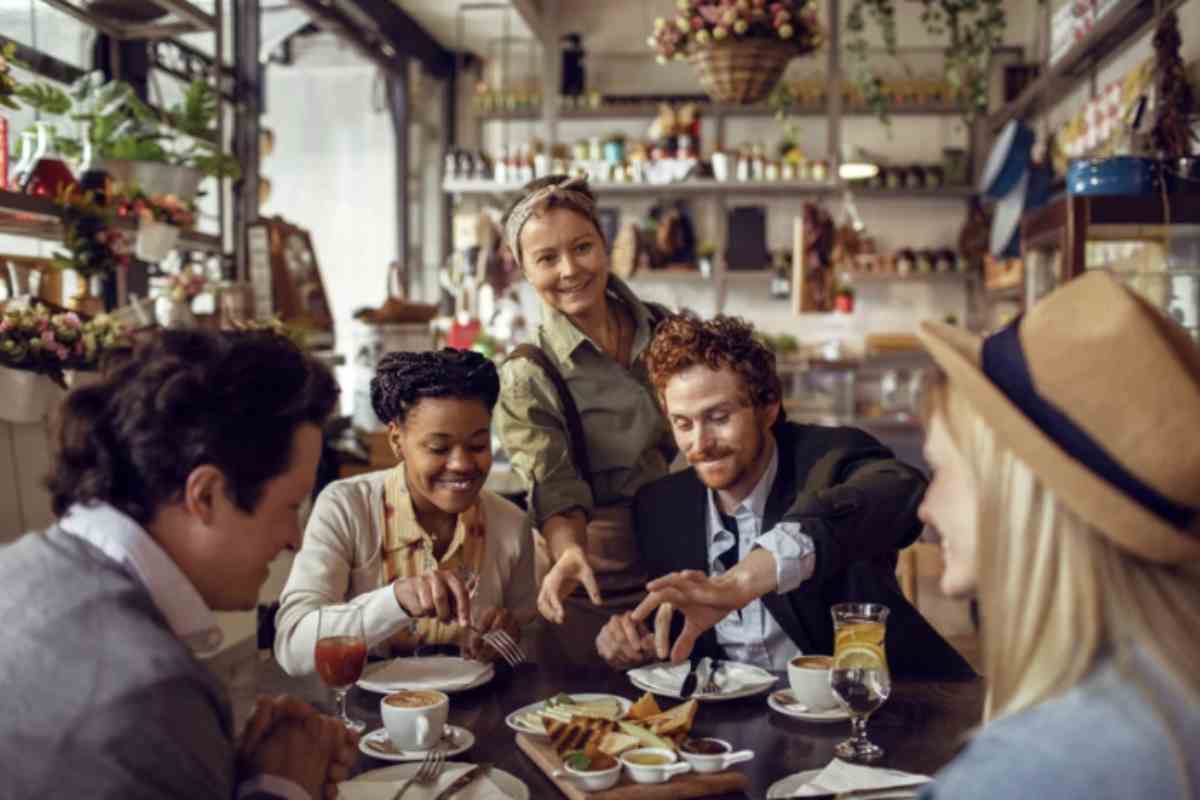 Uno dei metodi più semplici ma efficaci per valutare un ristorante è osservare la clientela. Se il locale è frequentato quasi esclusivamente da turisti riconoscibili