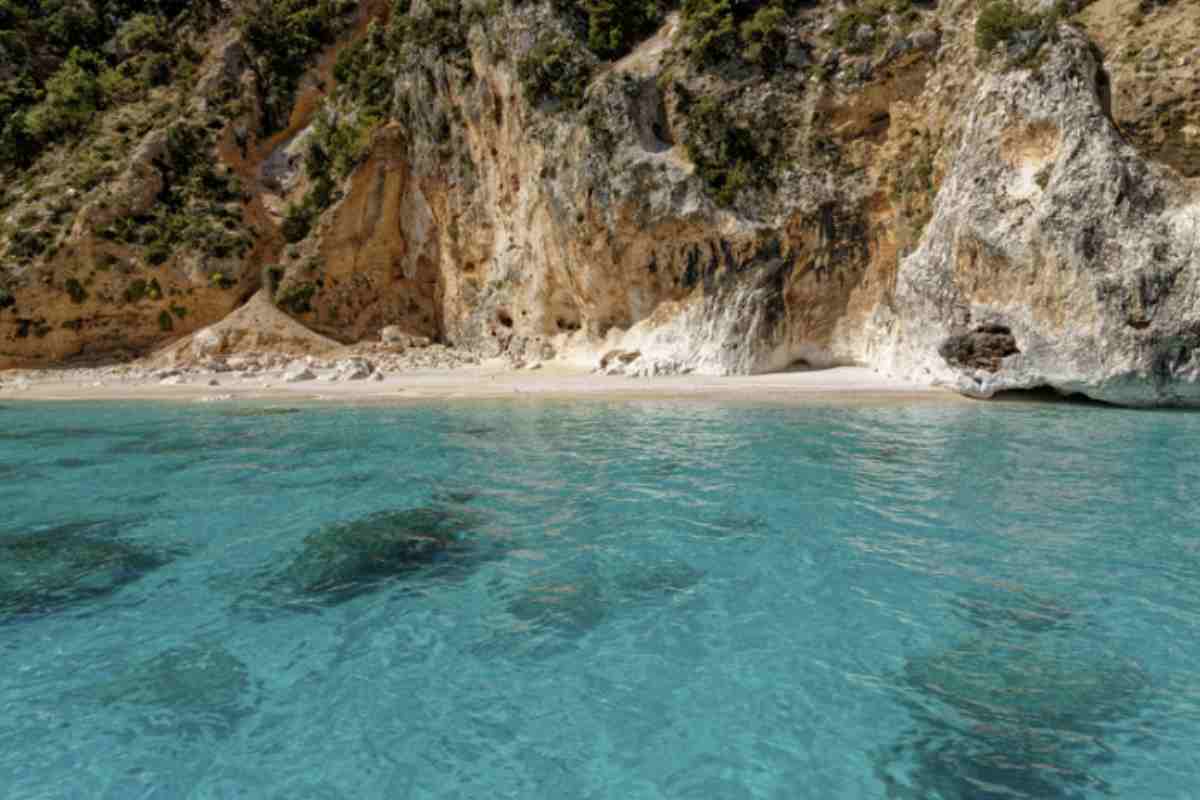 La zona di Cala dei Frati è particolarmente apprezzata dagli amanti dello snorkeling e delle immersioni subacquee, in virtù della sua posizione all’interno